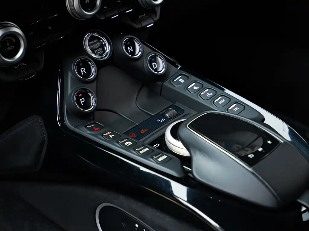 Aston Martin V8 Vantage 2018 4.0T V8 Coupe