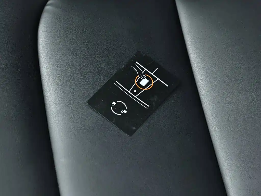 Tesla Model Y — миниатюра 12