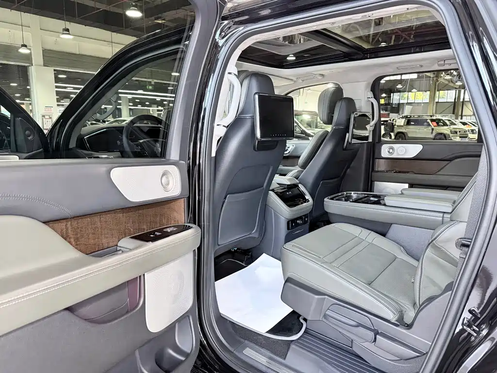 Lincoln Navigator — миниатюра 9