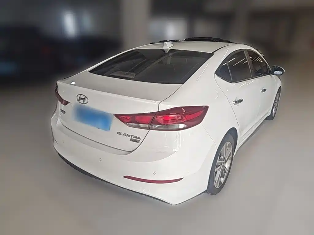 Hyundai Elantra — миниатюра 12