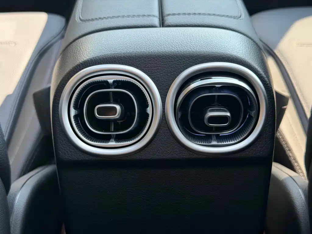 Mercedes-Benz C-Class — миниатюра 13