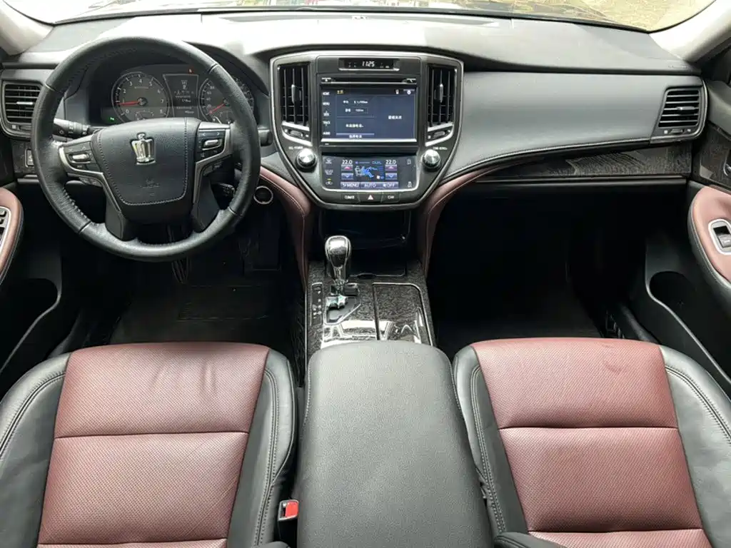 Toyota Crown — миниатюра 10