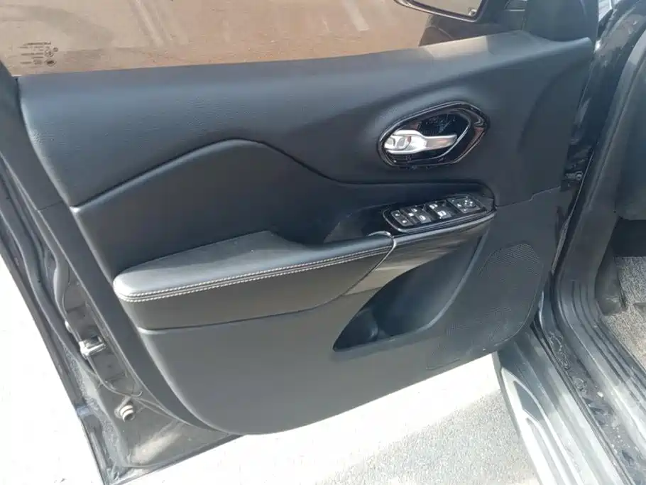 Jeep Cherokee — миниатюра 7