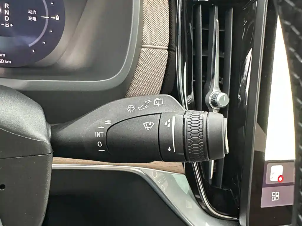 Volvo XC90 PHEV — миниатюра 27