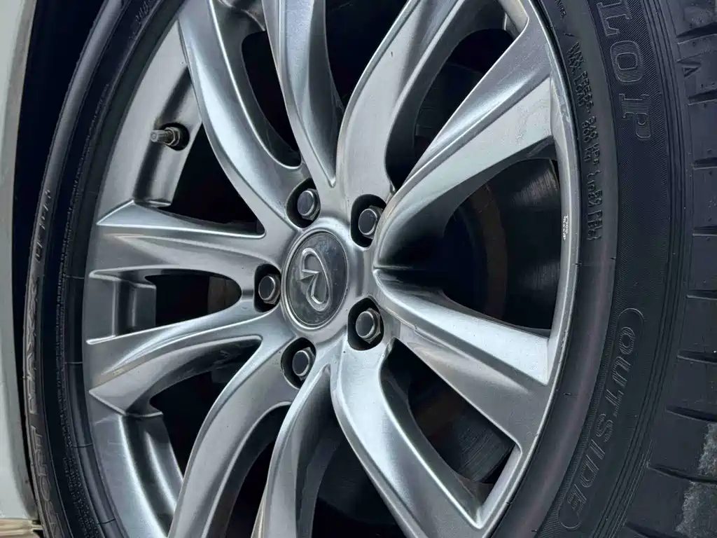 Infiniti Q70 — миниатюра 7