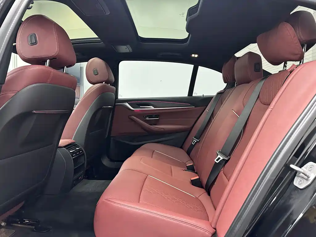 BMW 5 Series — миниатюра 11
