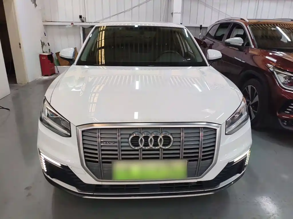 Audi Q2L e-tron — миниатюра 3