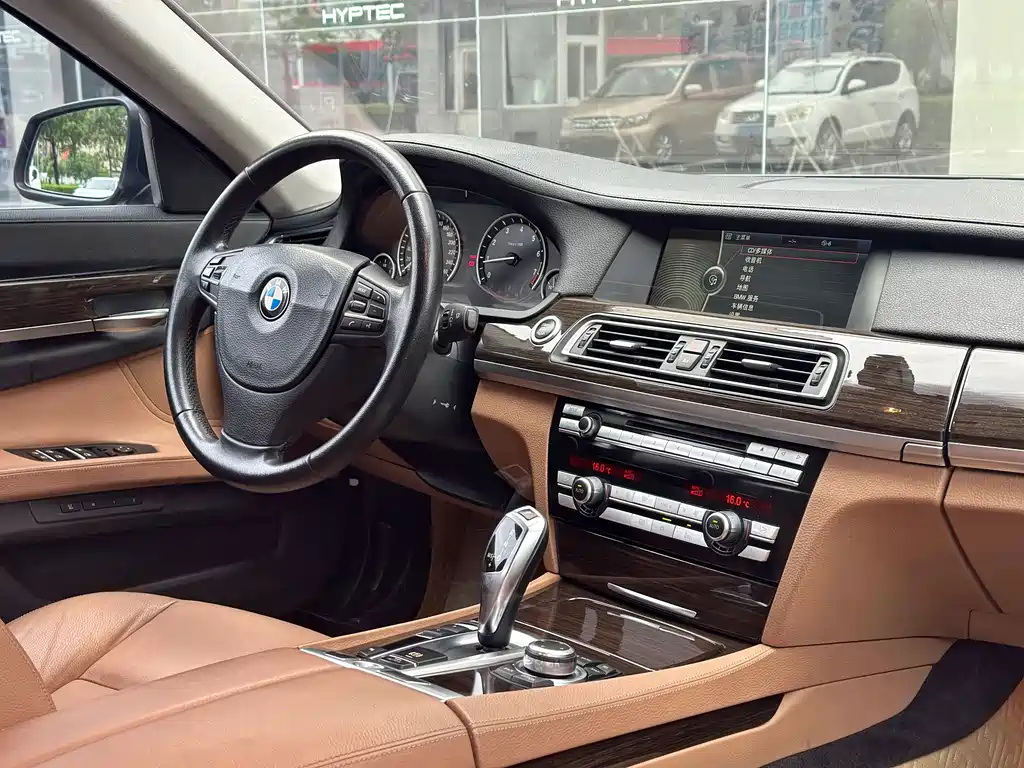 BMW 7 Series — миниатюра 7