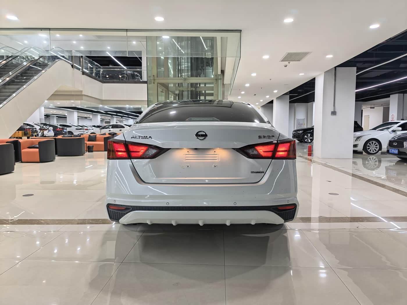 Nissan Teana 2.0 л 2023 г. Белый, пробег 19000 км