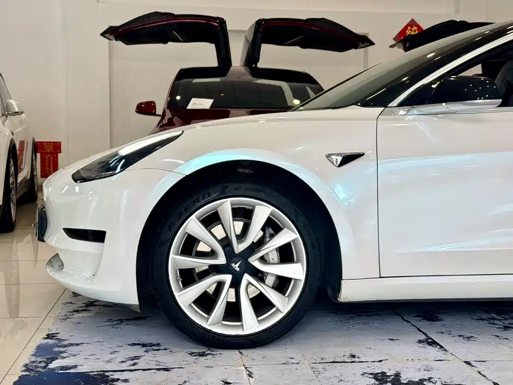 Tesla Model 3 — миниатюра 10
