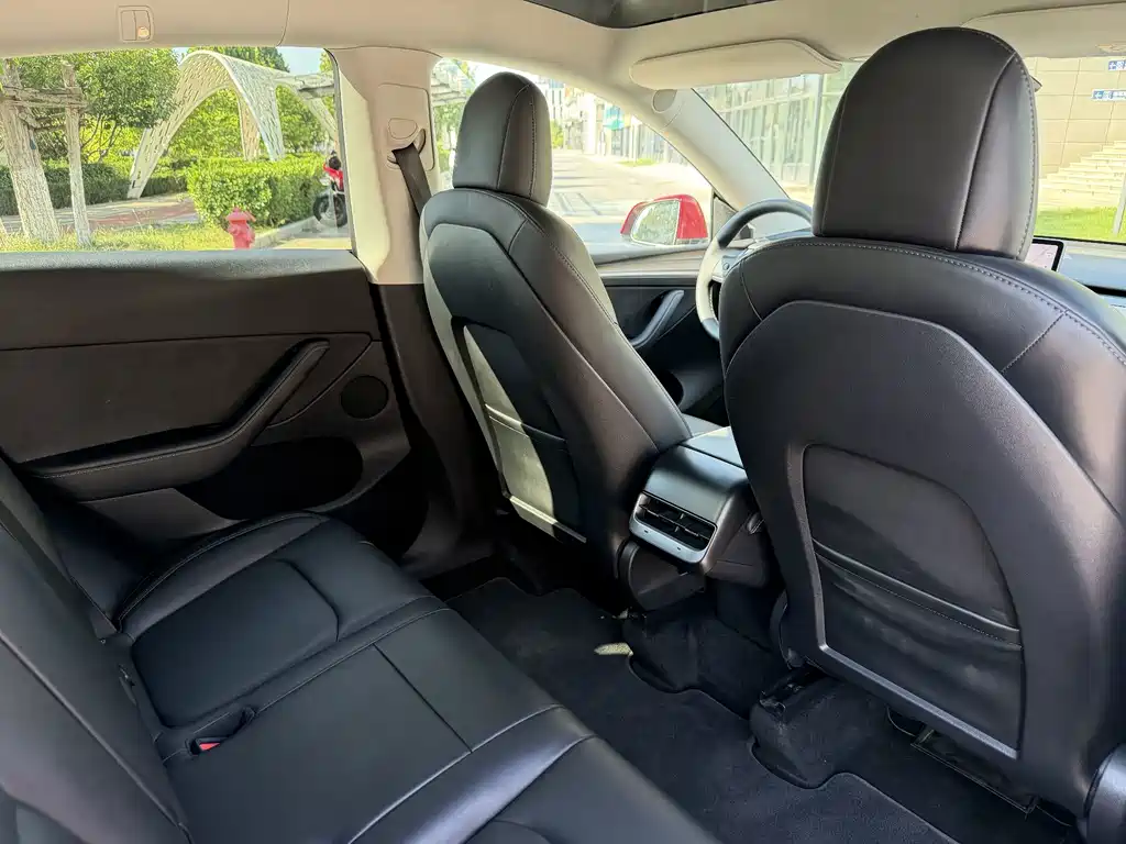 Tesla Model Y — миниатюра 21