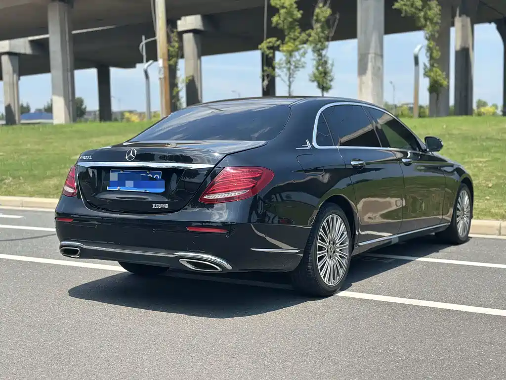 Mercedes-Benz E-Class — миниатюра 8
