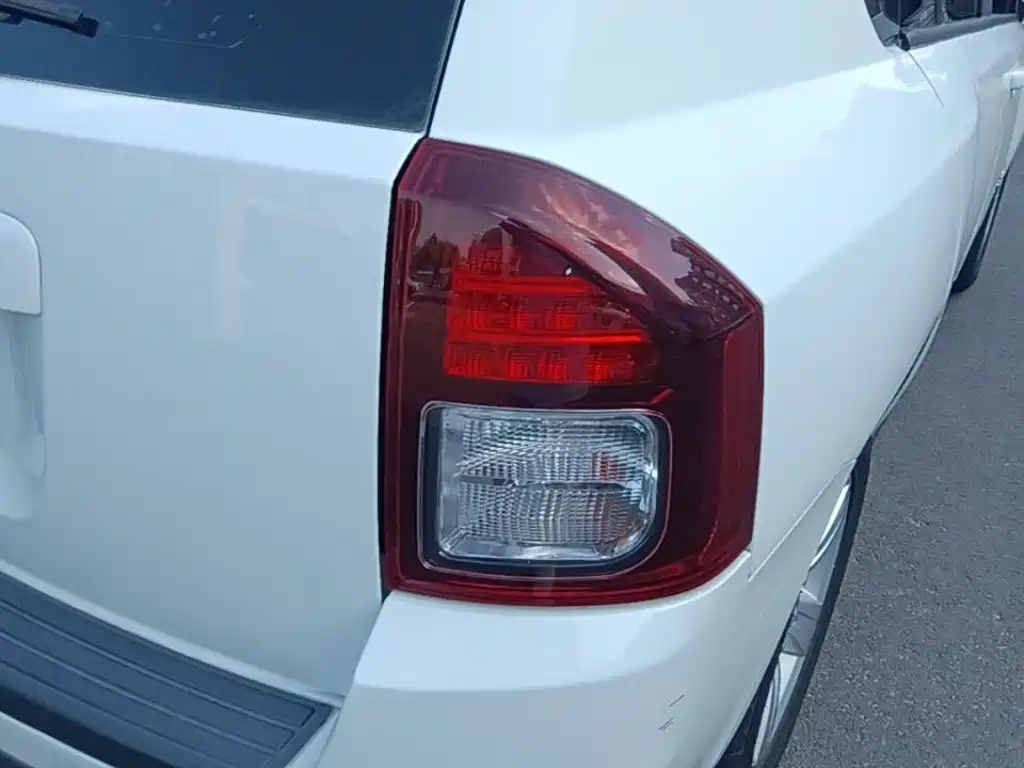 Jeep Compass (Import) — миниатюра 8