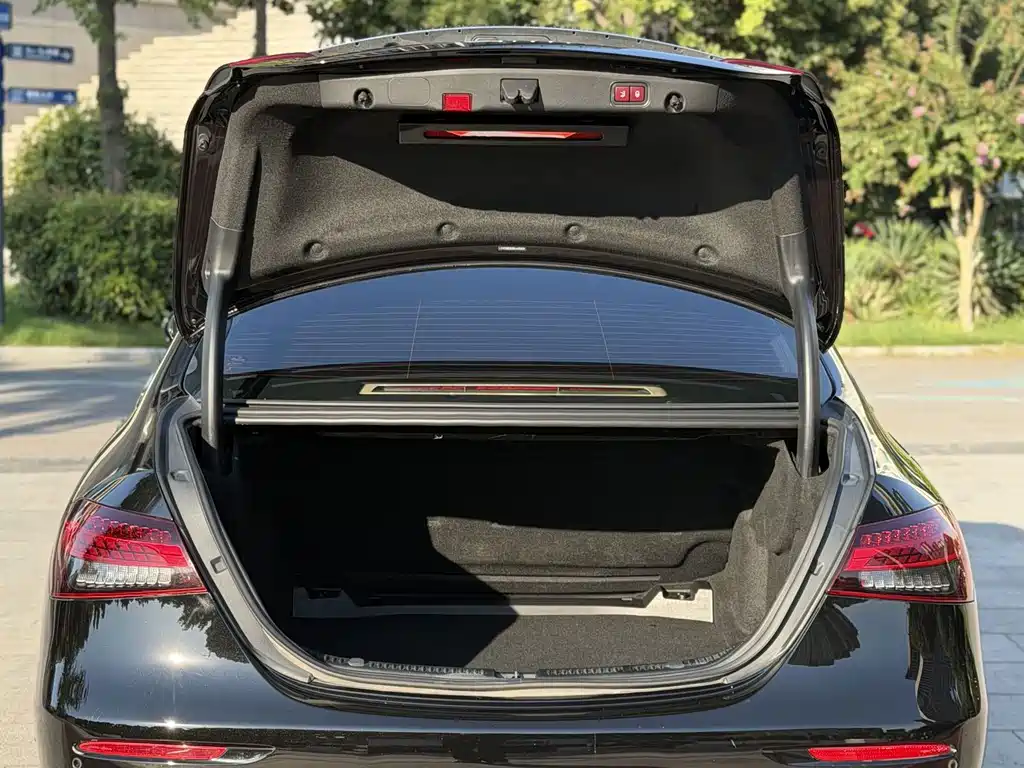 Mercedes-Benz E-Class — миниатюра 13