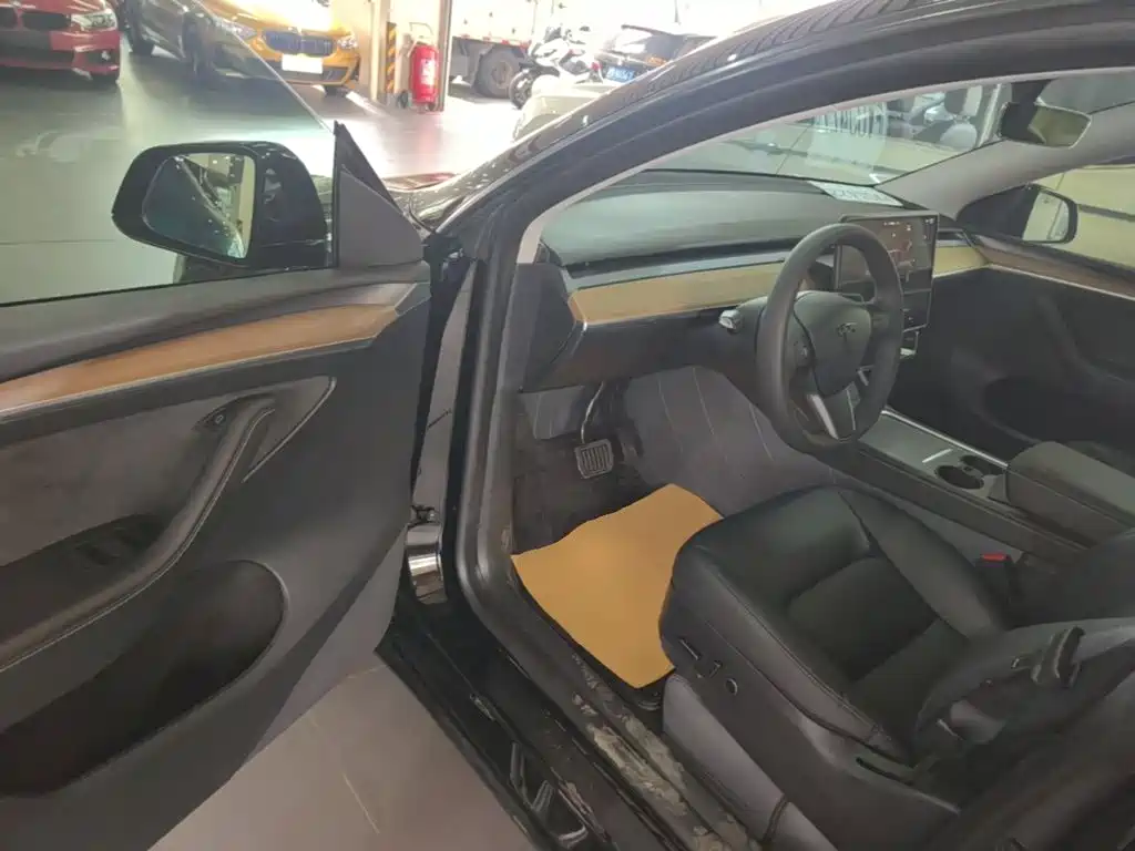 Tesla Model Y — миниатюра 16