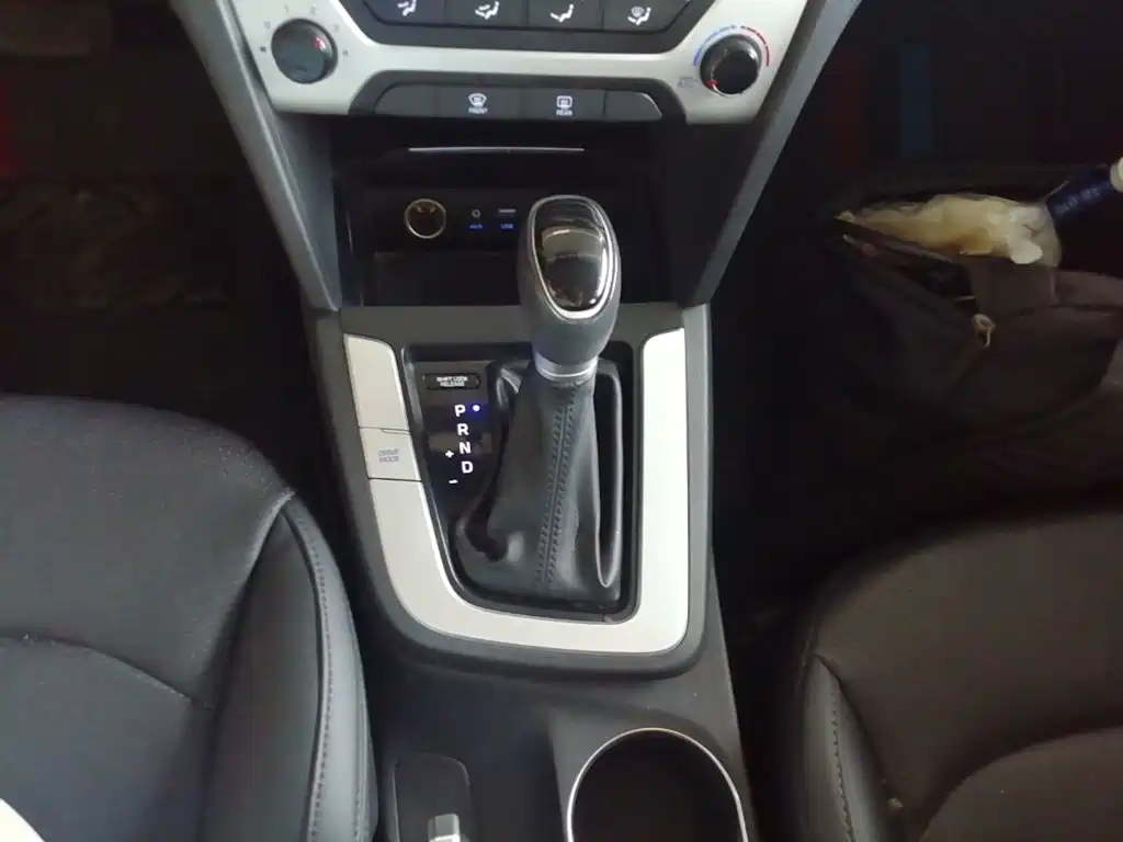 Hyundai Elantra — миниатюра 14