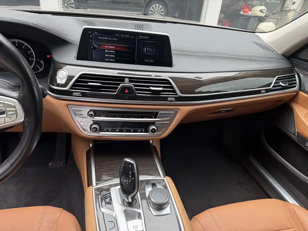 BMW 7 Series — миниатюра 6