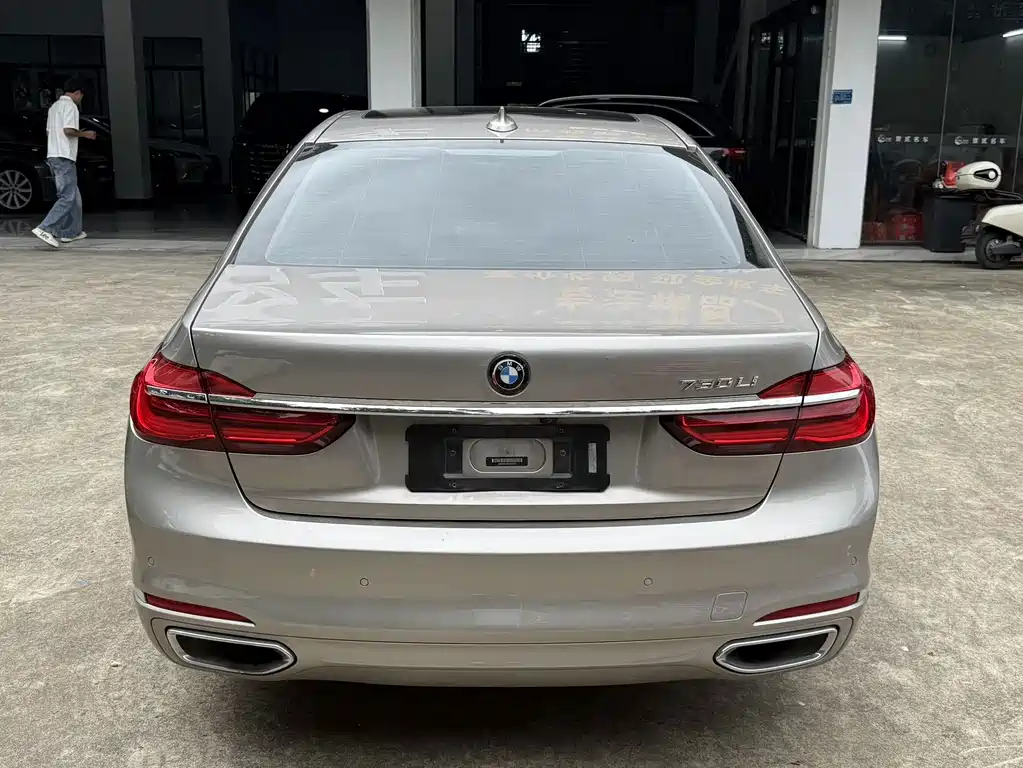 BMW 7 Series — миниатюра 17