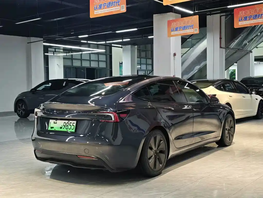 Tesla Model 3 — миниатюра 7