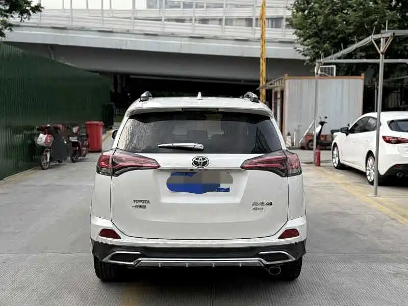 Toyota RAV4 — миниатюра 8