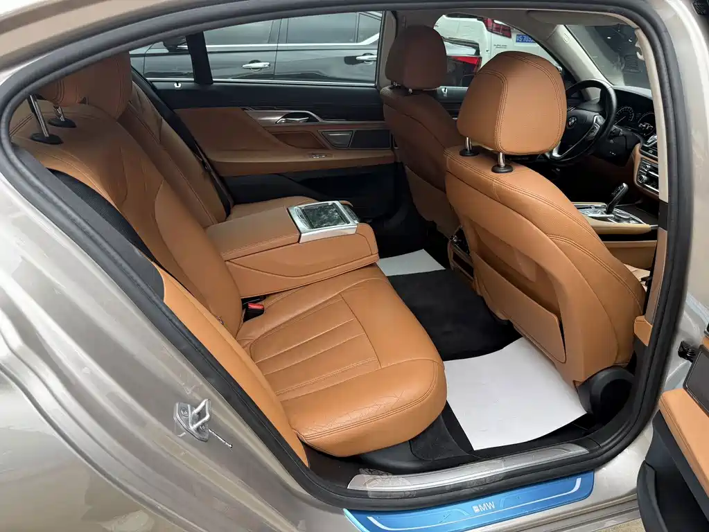 BMW 7 Series — миниатюра 12