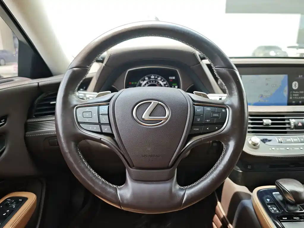 Lexus LS — миниатюра 8