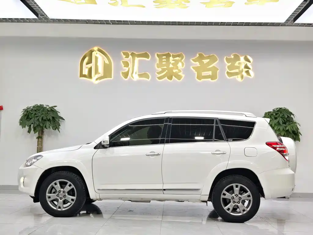 Toyota RAV4 — миниатюра 10