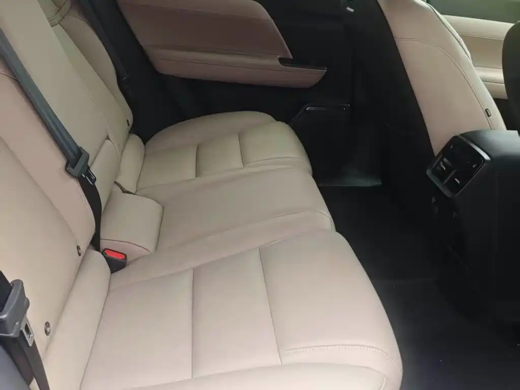 Volvo XC70 PHEV — миниатюра 7