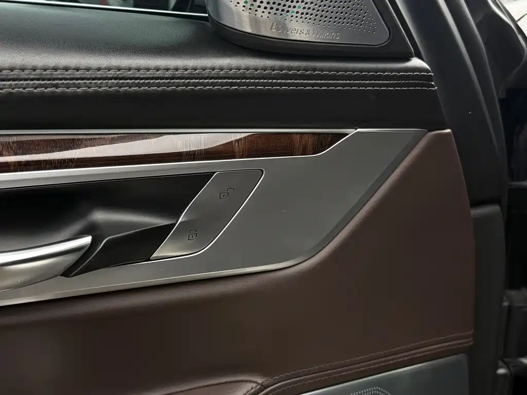 BMW 7 Series — миниатюра 8