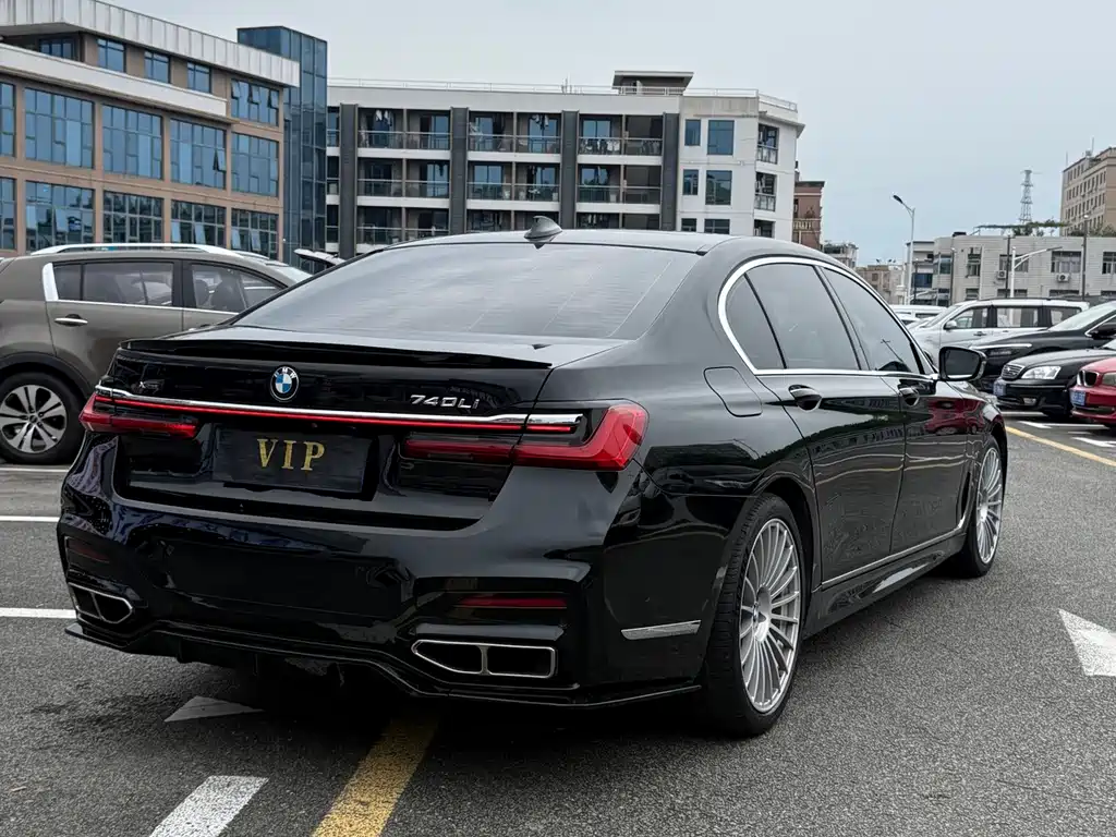 BMW 7 Series — миниатюра 13