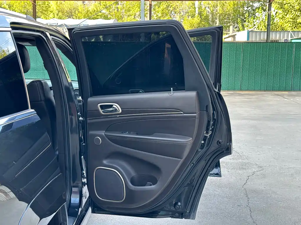 Jeep Grand Cherokee (Import) — миниатюра 14