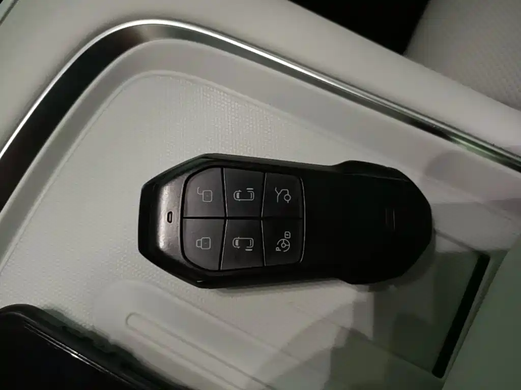 XPeng X9 — миниатюра 9