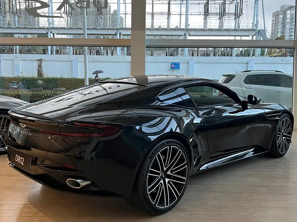 Aston Martin DB12 — миниатюра 11