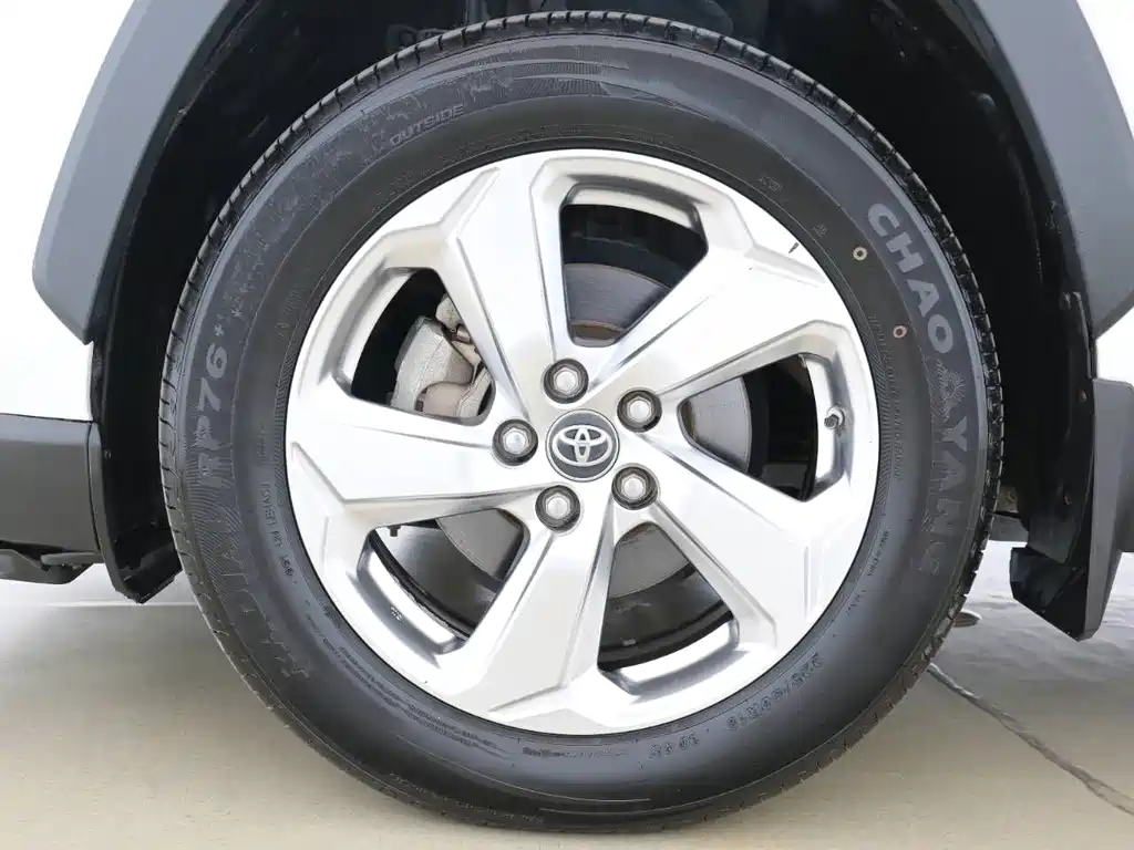 Toyota RAV4 — миниатюра 9