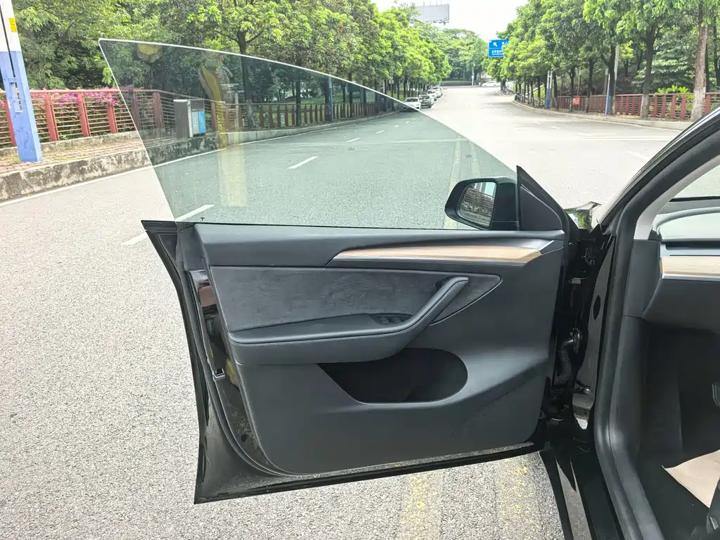Tesla Model Y — миниатюра 4