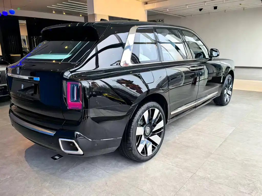 Rolls-Royce Cullinan 2026 мест