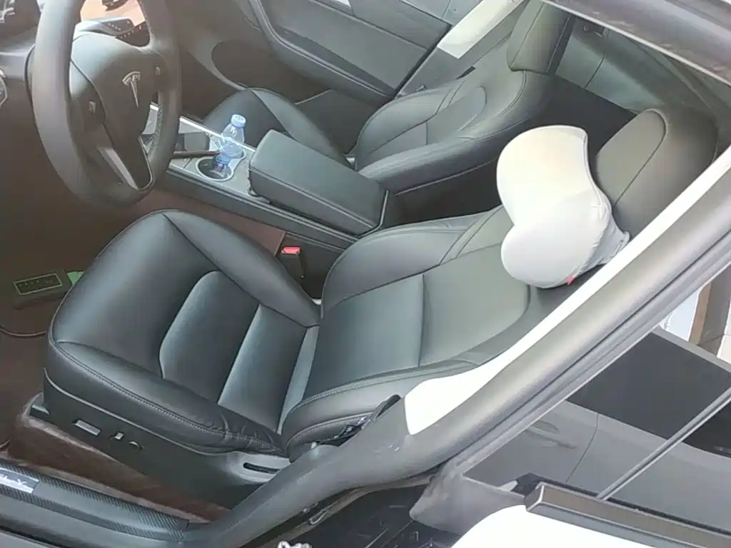 Tesla Model Y — миниатюра 15