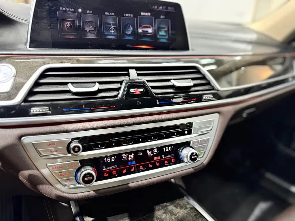 BMW 7 Series — миниатюра 12