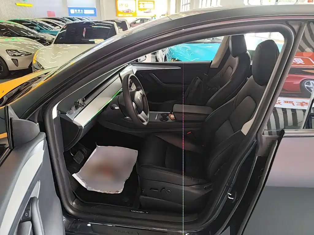 Tesla Model Y — миниатюра 16