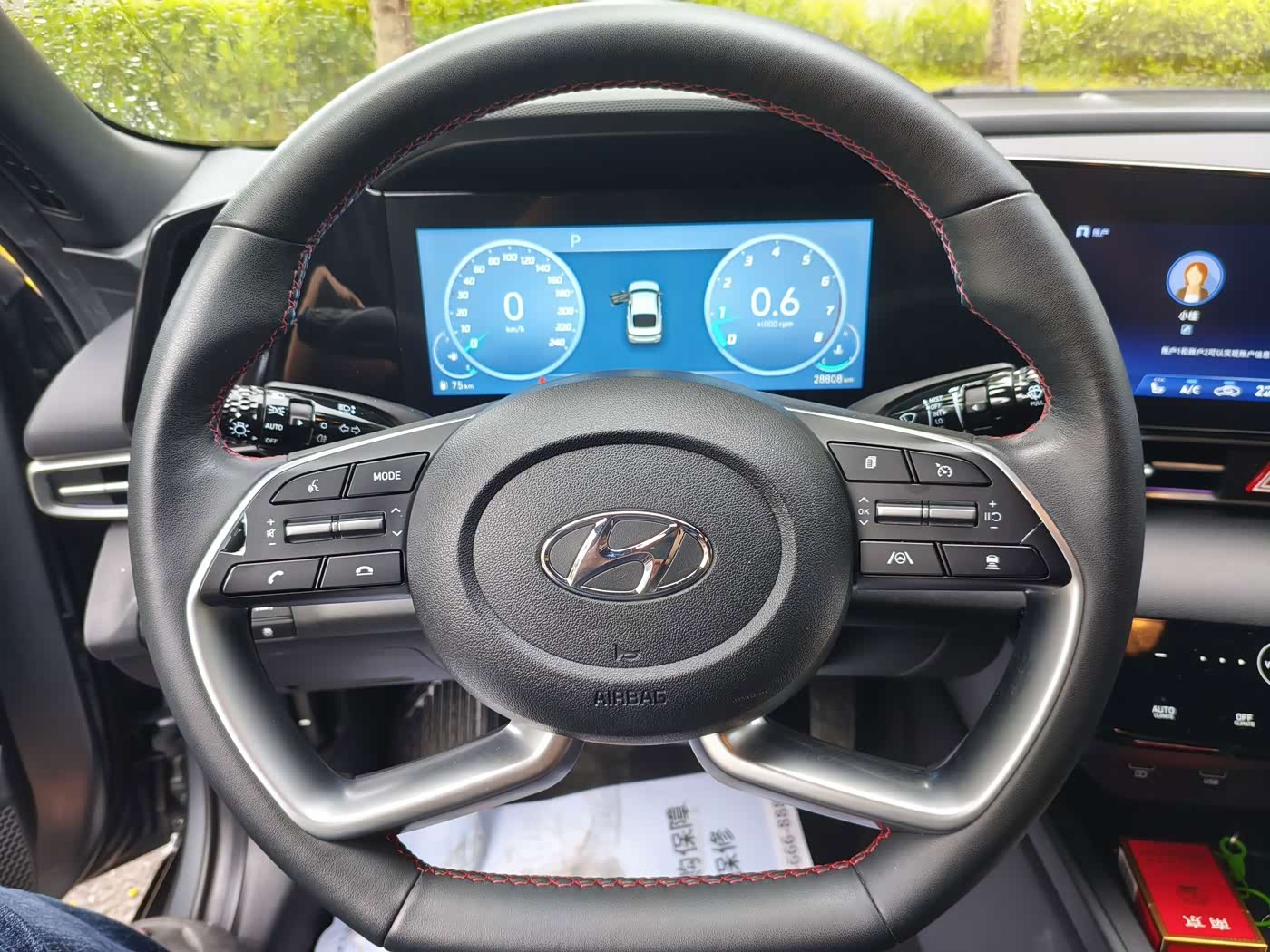 Hyundai Elantra 1.5 л 2023 г. Серебристо-серый, пробег 29000 км