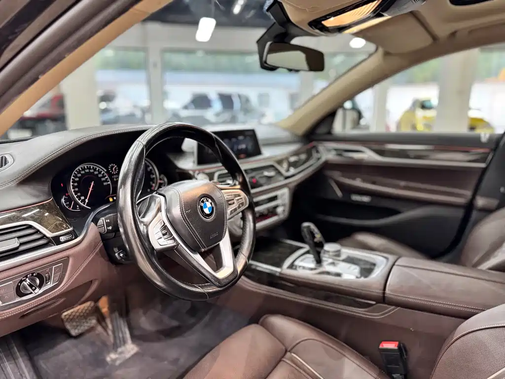 BMW 7 Series — миниатюра 8