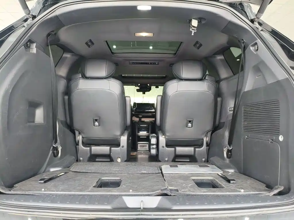 Toyota Granvia 2.5L Hybrid Premium Baron VIP Edition, фото 16
