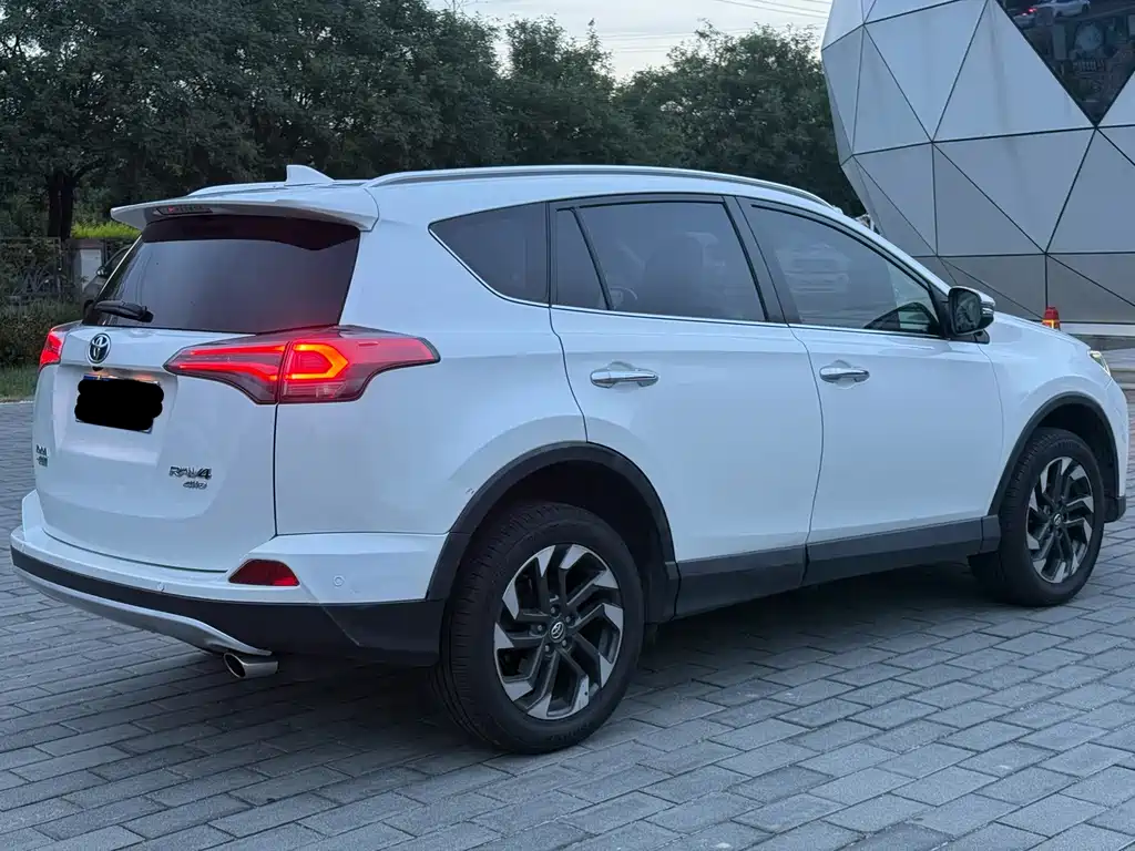 Toyota RAV4 — миниатюра 4