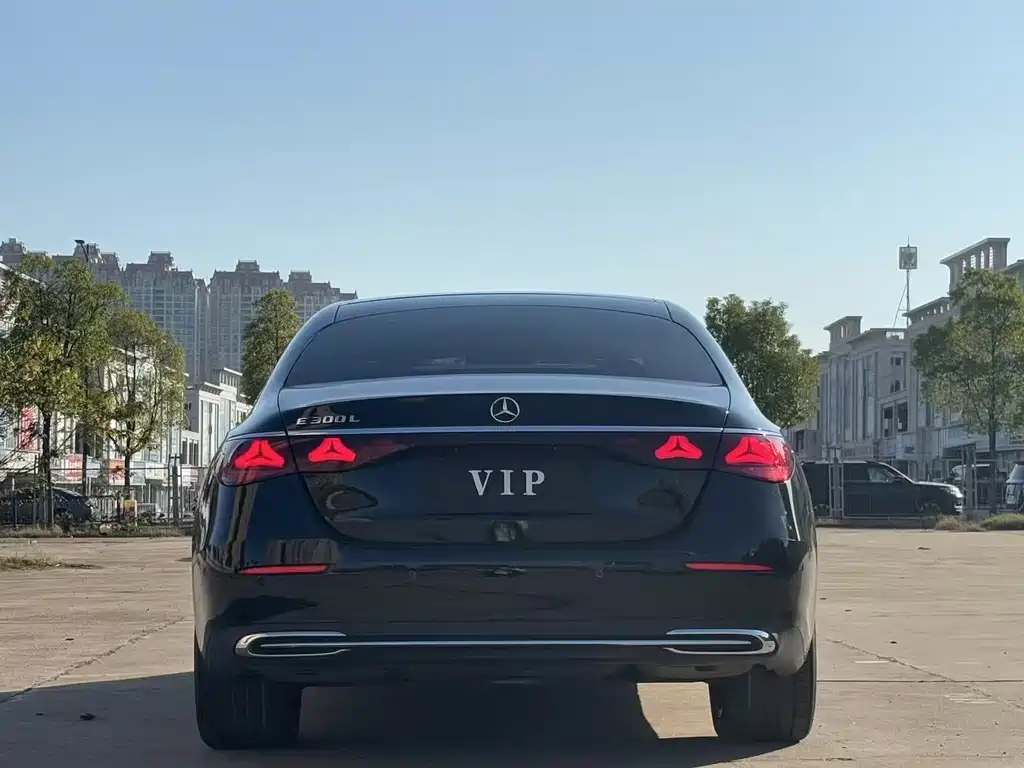 Mercedes-Benz E-Class — миниатюра 8
