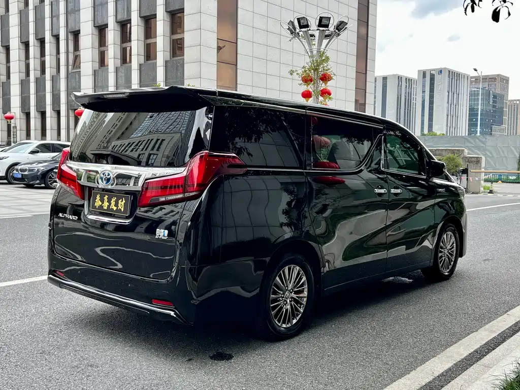 Toyota Alphard — миниатюра 10