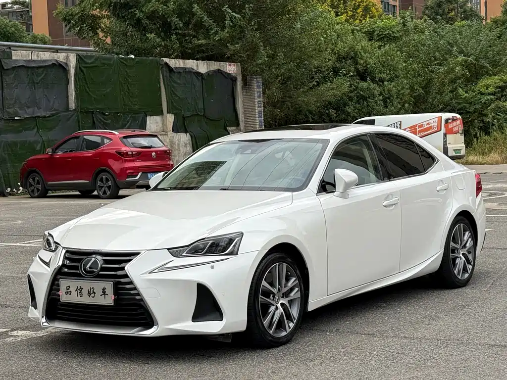 Lexus IS