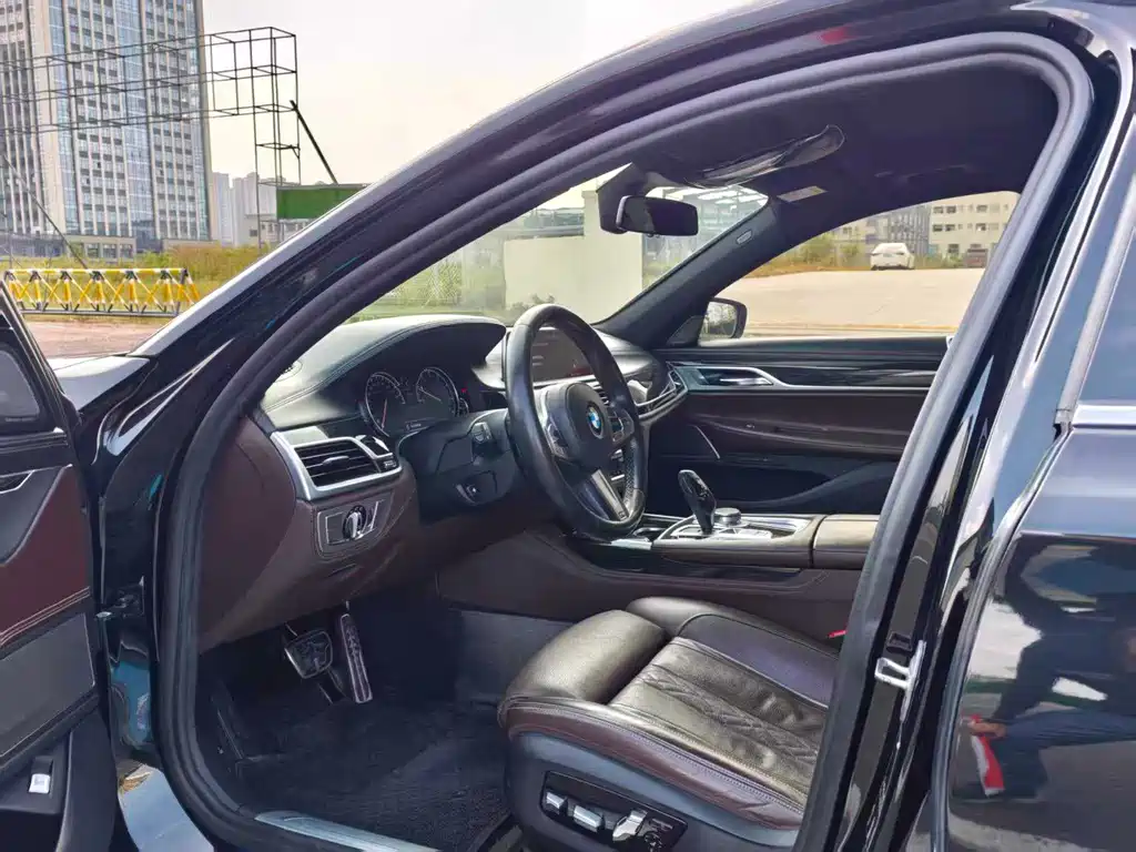 BMW 7 Series — миниатюра 5