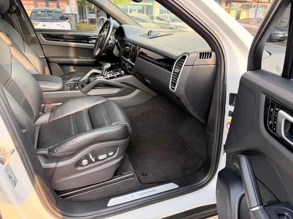 Porsche Cayenne — миниатюра 9