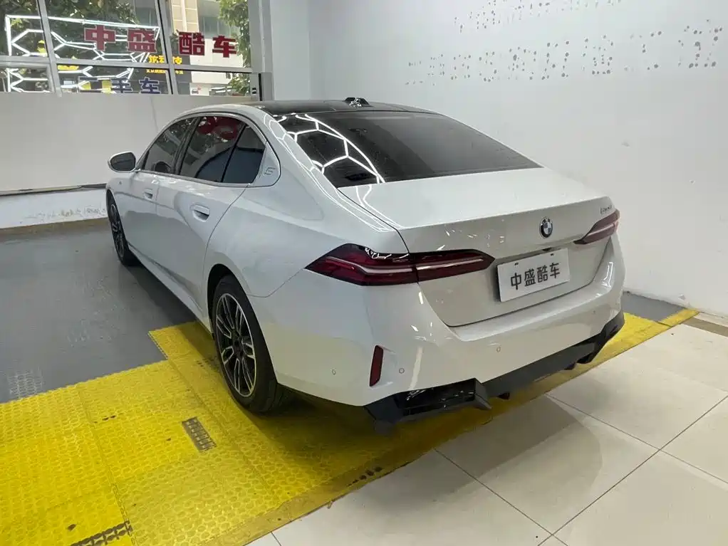 BMW 5 Series — миниатюра 4