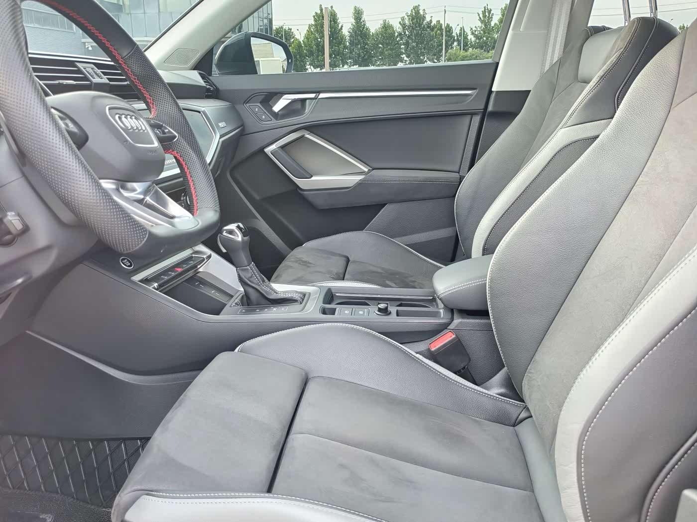 Audi Q3 1.4 л 2023 г. Серебристо-серый, пробег 15000 км